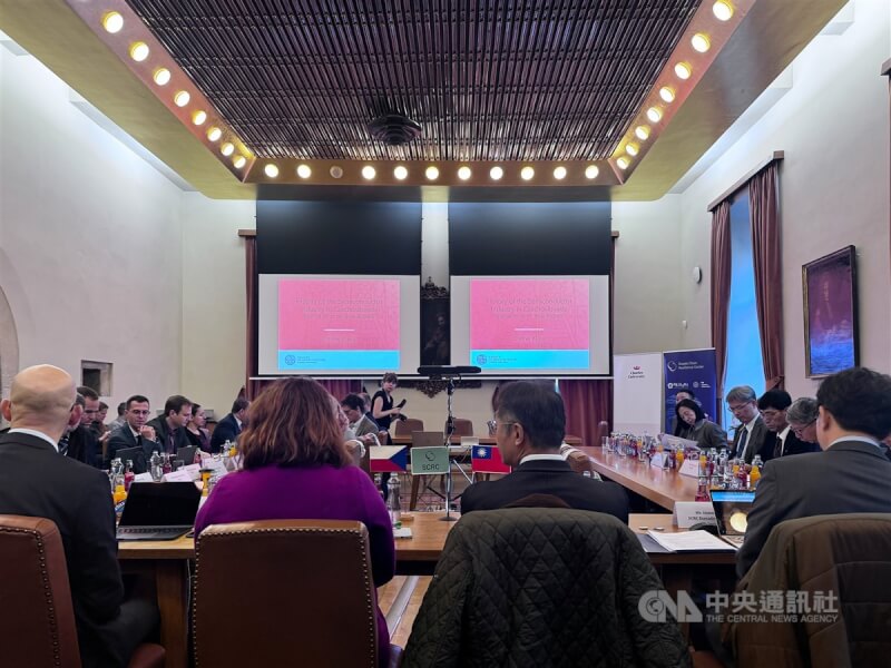 國立政治大學與查理大學合作成立的「供應鏈韌性中心」舉辦半導體供應鏈管理研討會。圖攝於113年12月5日。中央社記者劉郁葶布拉格攝 114年1月26日
