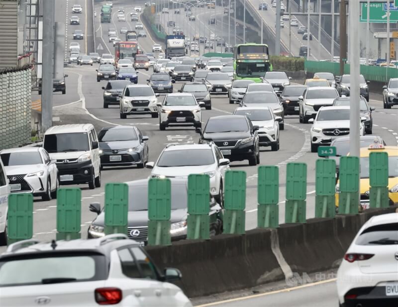 圖為26日上午國道1號五股北上車流情形。中央社記者張皓安攝　114年1月26日