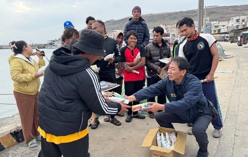 澎湖有許多外籍漁工無法返家過年,移民署澎湖縣專勤隊在春節前夕,前往外籍漁工最多的外垵漁港慰問,並致贈生活用品。(移民署澎湖專勤隊提供)中央社 114年1月26日