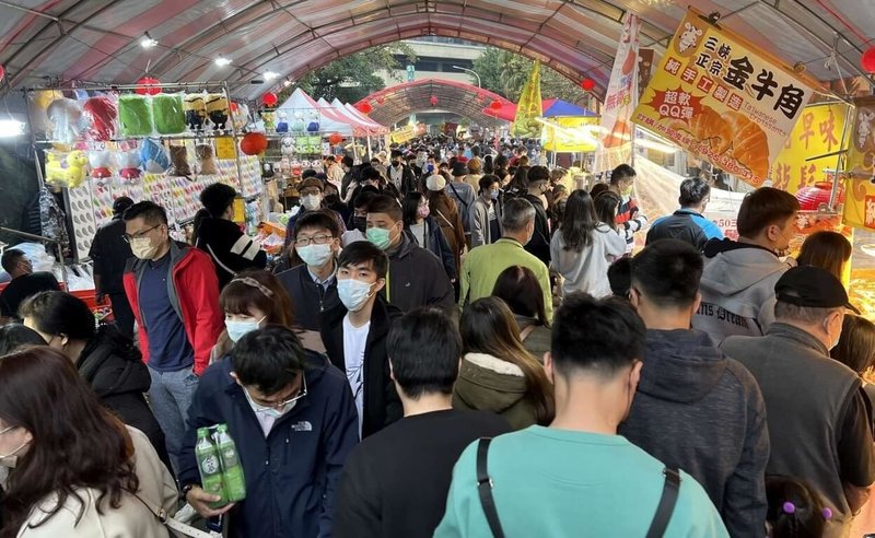 春節期間各大景點、商圈大眾運輸工具人潮多,常發生扒竊案件,新竹市資深刑警分享5種常見扒竊手法,包括推擠、假碰撞、割破背包等,籲民眾提高保護意識。(新竹市政府提供)中央社記者魯鋼駿傳真 114年1月26日