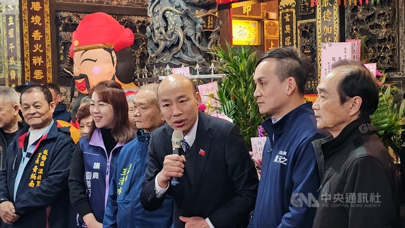 立法院長韓國瑜（右3）日前參加美國總統川普就職典禮，返台後第一個公開行程，26日陪同國民黨立委葉元之（右2）等人前往廟宇參拜，韓國瑜表示，美國國會議員不分黨派希望美國強大，盼大家一起努力打拚，讓台灣愈來愈好。中央社記者王鴻國攝  114年1月26日