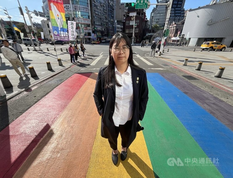 跨性別女性邱芯妤在台北西門町著名景點、象徵LGBTQ+群體的彩虹斑馬線上留影，她告訴中央社記者，自己已連續8年未能在除夕夜與父母圍爐吃年夜飯。圖攝於114年1月18日。中央社記者黎桑尼攝  114年1月27日