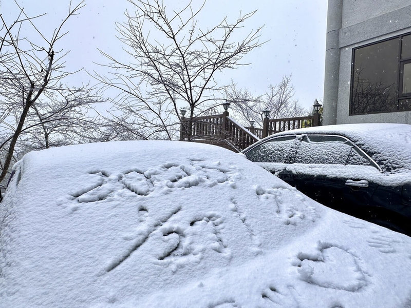 桃園市復興區27日清晨降下今年的初雪,區長蘇佐璽表示,提醒計劃上山追雪的民眾注意安全,上山車輛必須加裝雪鏈,並遵照警消安全管制等。(恩愛農場小老闆曾彥均提供)中央社記者吳睿騏桃園傳真 114年1月27日
