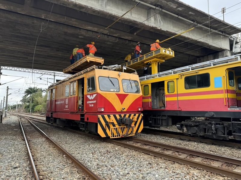 台鐵台南善化站27日上午7時許發生南邊大成路陸橋上外部電線掉落，造成東、西正線電車線受損，善化至新市間雙線不通，目前西正線搶修完成，恢復單線雙向通車。（台鐵提供）中央社記者沈佩瑤傳真 114年1月27日