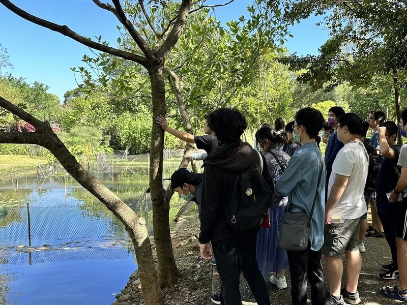 大同大學媒體設計系副教授陳彥甫開設「桌遊設計」課程，帶學生到八德埤塘、龜山苗圃綠環境生態園區等地探路找靈感。（大同大學提供）中央社記者許秩維傳真 114年1月27日