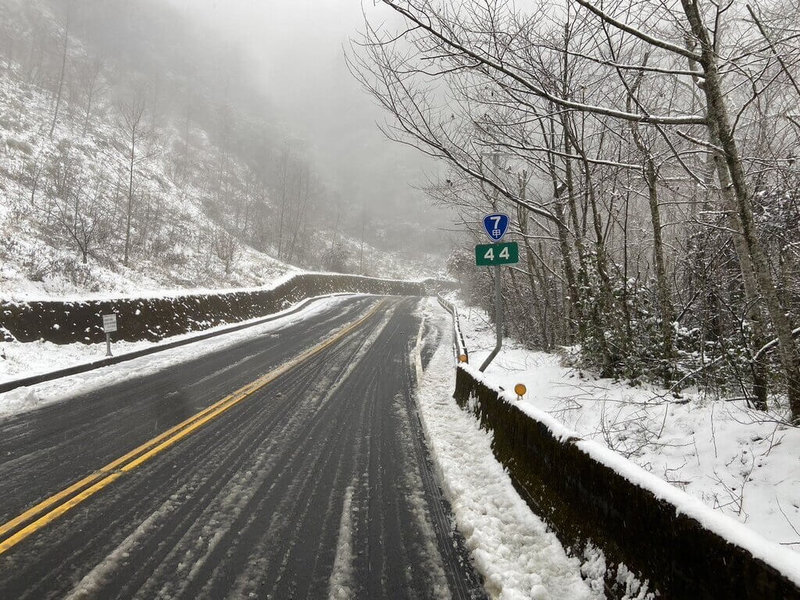 受寒流影響，台灣高海拔山區陸續降雪，台7甲線宜蘭南山至台中勝光路段路面結冰。公路局表示，考量夜間行車安全，27日晚上8時至28日上午7時，當地路段預警性封閉。（公路局東區養護工程分局提供）中央社記者沈如峰宜蘭縣傳真  114年1月27日