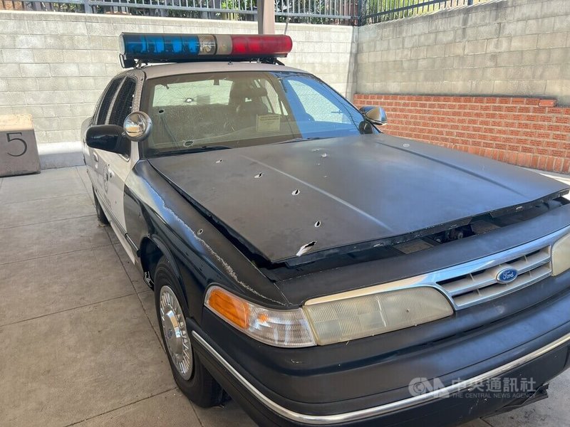 洛杉磯警察博物館收藏一輛退役警車,車身上彈痕累累。中央社記者林宏翰洛杉磯攝 114年1月27日