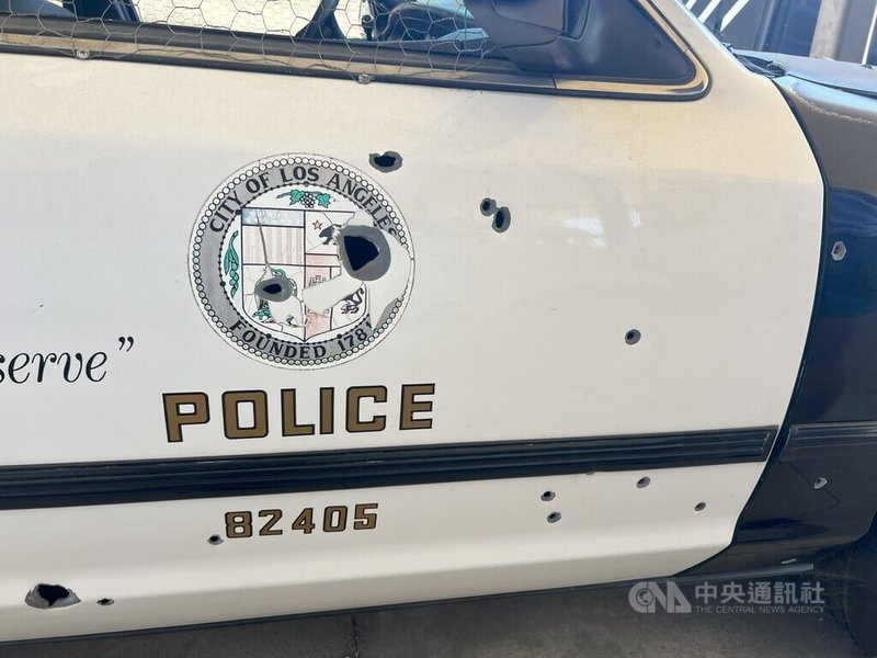 洛杉磯警察博物館展示一輛退役警車，車門留下槍戰之後密集的彈孔。中央社記者林宏翰洛杉磯攝  114年1月27日