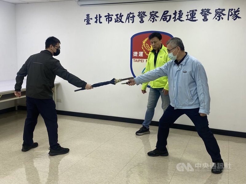 台北市過年期間常被戲稱秒變空城，若搭捷運人少又遇到攻擊，台北市警察局捷運警察隊提醒，民眾可善用隨身物品做好防衛。中央社記者黃麗芸攝  114年1月27日