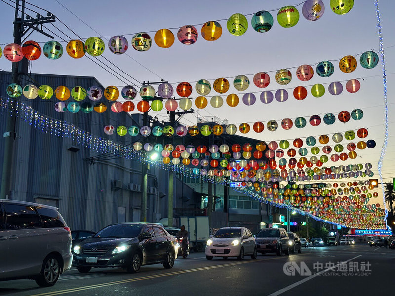 彰化縣社頭鄉公所在台鐵社頭車站到社頭公有零售市場布置燈籠大道，社斗路上高掛近6000顆燈籠，年味十足。中央社記者鄭維真攝  114年1月27日