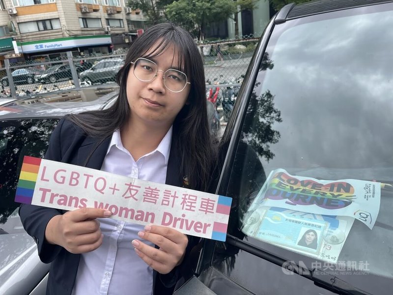 曾從事計程車司機的跨性別女性邱芯妤已轉為提供私人包車服務,她受訪表示,除夕當天會繼續工作,因為雙親至今仍不願與她一起吃年夜飯。圖攝於114年1月18日。中央社記者黎桑尼攝 114年1月27日