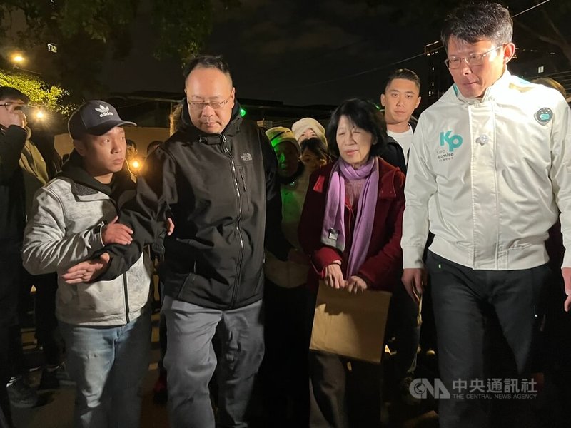 前台北市長柯文哲涉政治獻金、京華城案遭羈押禁見,白鐵聯盟號召支持者27日在台北看守所外靜坐,民眾黨代理黨主席黃國昌(前右)與柯文哲妻子陳佩琪(前右2)現身向支持者致意。中央社記者趙敏雅攝 114年1月27日