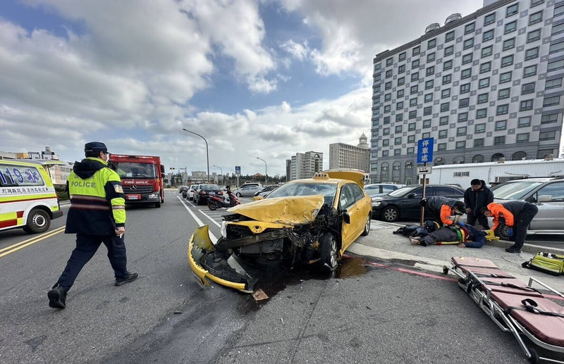 澎湖馬公市海埔路27日發生一起自小客車與計程車相撞事故，造成3人受傷送醫，肇事原因由警方調查釐清中。（澎湖縣消防局提供）中央社  114年1月27日