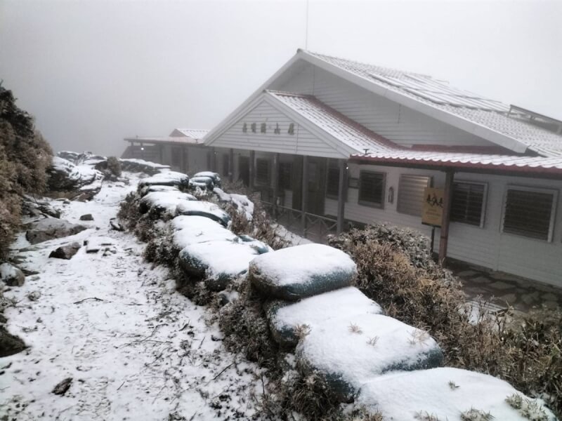 入冬首波寒流來襲，位於嘉明湖國家步道8.4K旁的嘉明湖山屋，27日清晨開始降雪，山屋外成銀白世界，登山步道、營地都有積雪。（嘉明湖熊出沒企業社提供）中央社記者張祈傳真 114年1月27日