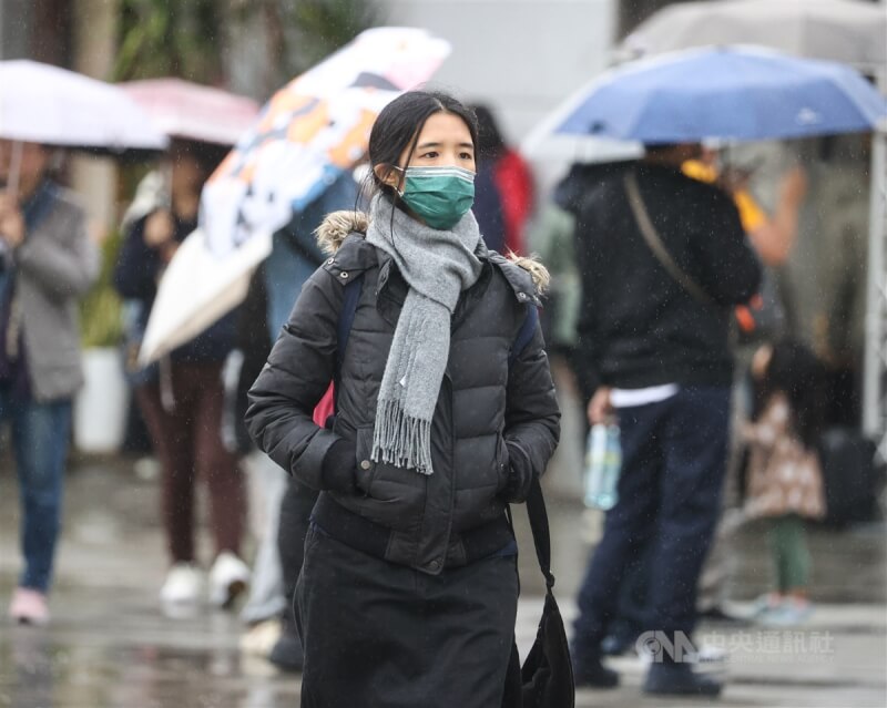 圖為台北市中正區民眾在細雨中前行。（中央社檔案照片）