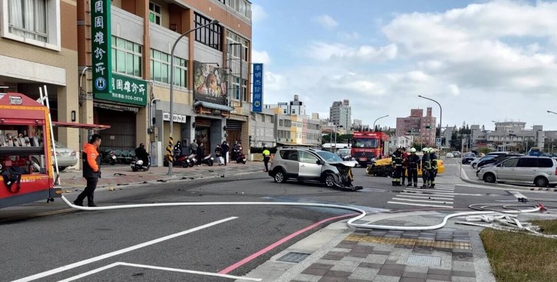 澎湖馬公市海埔路27日發生一起自小客車與計程車相撞事故,造成3人受傷,其中1名駕駛人受困車內,警消用器材破壞車門救出送醫。(澎湖縣消防局提供)中央社 114年1月27日