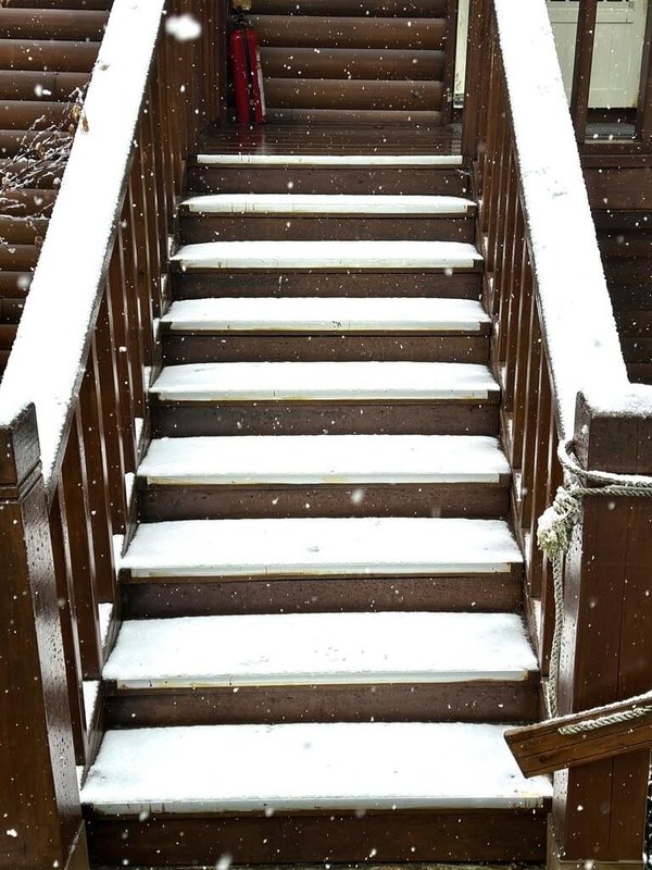 桃園市復興區27日清晨降下今年的初雪,民宿業者表示積雪大約1.5公分,桃園市警局大溪分局已派遣警力於巴陵派出所前實施交通管制,車輛如無加裝雪鏈,禁止進入桃116縣道及中心路。(恩愛農場小老闆曾彥均提供)中央社記者吳睿騏桃園傳真 114年1月27日