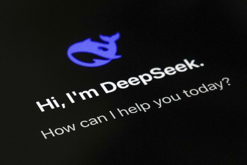 中國公司深度求索（DeepSeek）發布低成本人工智慧（AI）模型，震撼股市也拉響華府警報。（美聯社）