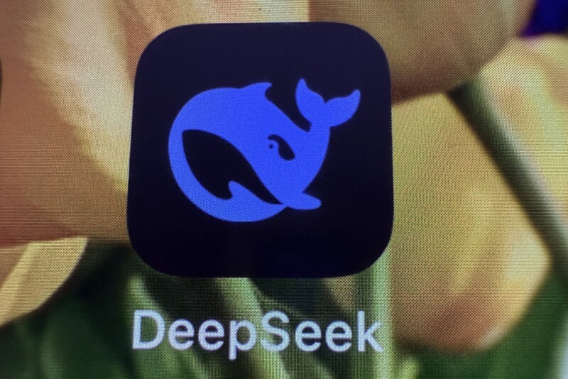 圖為iPhone上的DeepSeek應用程式標誌。（美聯社）