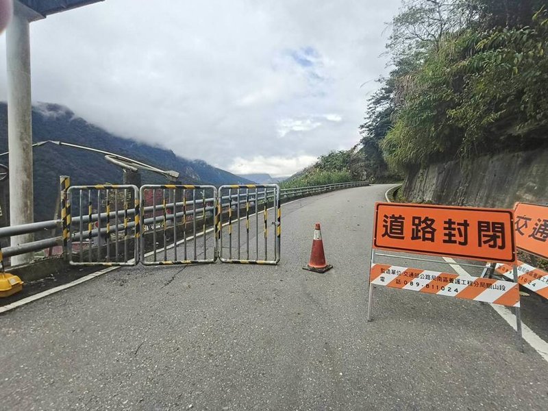 南橫公路東段台20線149K至171K向陽至利稻路段，受栗園路段邊坡落石和山區濃霧影響，公路局28日上午實施預警性封路。（公路局南區養護工程分局提供）中央社記者洪學廣傳真  114年1月28日