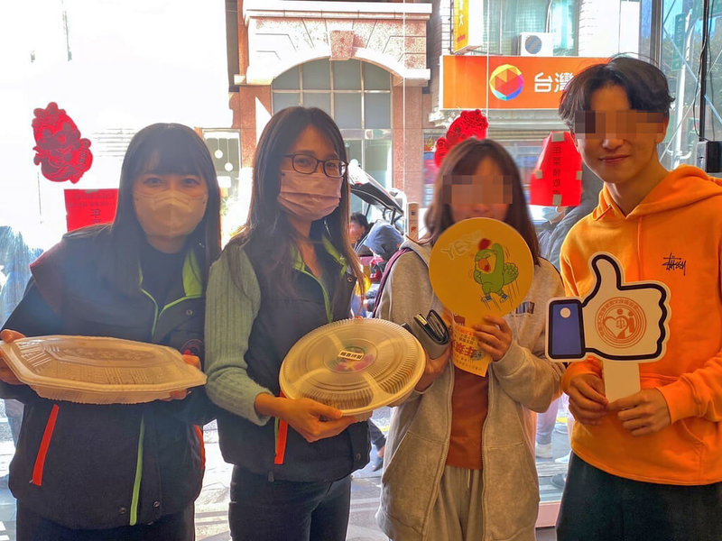 犯罪被害人保護協會澎湖分會「用馨圍爐」活動選在28日除夕為馨生家庭送上年菜組合,盼讓馨生人在困難時期感受到社會的關懷與支持。(犯保協會澎湖分會提供)中央社 114年1月28日