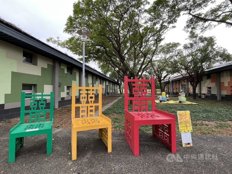 位於高雄市衛武營都會公園內的「衛武營藝術村-WeR」,前身為國軍三連棟軍營R棟,駐村藝術家的各式作品為公園綠意增添藝術氣息。中央社記者林巧璉攝 114年1月28日
