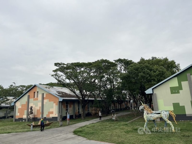 位於高雄市衛武營都會公園內的「衛武營藝術村-WeR」，前身為國軍三連棟軍營R棟，公園裡的裝置藝術為森林綠意增添活力。中央社記者林巧璉攝  114年1月28日