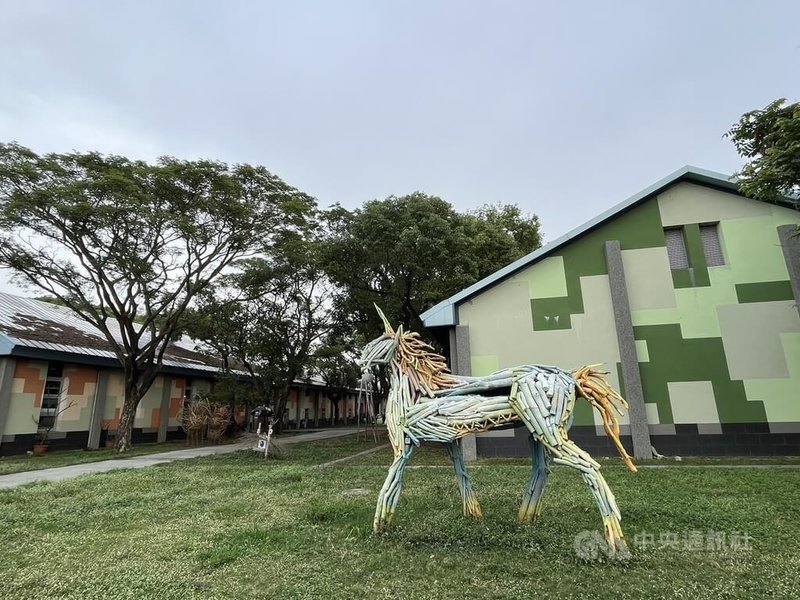 位於高雄市衛武營都會公園內的「衛武營藝術村-WeR」,前身為國軍三連棟軍營R棟,走進衛武營都會公園,矮房建築物旁的彩色「獨角獸」藝術裝置相當吸睛,是由藝術家王國仁以枯木打造而成。中央社記者林巧璉攝 114年1月28日