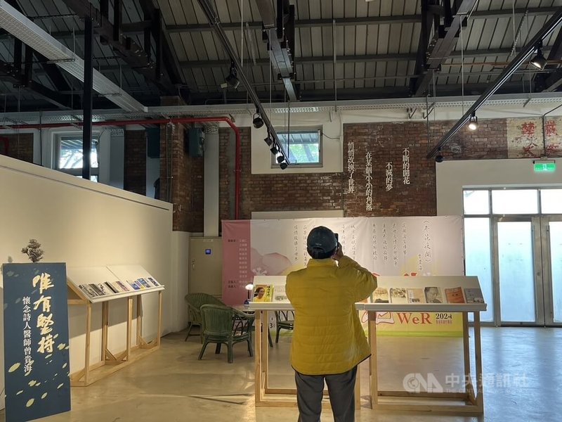 「衛武營藝術村-WeR」駐村藝術家2024年底推出聯展「冬花盛開」,致敬已逝醫師、詩人曾貴海,除藝術創作,也打造靜態的「唯有堅持」懷念曾貴海專區,展間中放置曾貴海多本創作。中央社記者林巧璉攝 114年1月28日