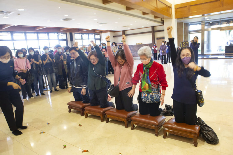 新北市淡水區緣道觀音廟新春擲筊求取「吉祥如意平安福」，已成為當地特別的新春限定活動，不少民眾擲筊求取平安福。（緣道觀音廟提供）中央社記者王鴻國傳真  114年1月28日