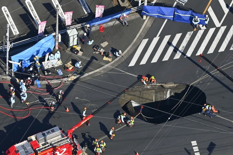 日本埼玉縣八潮市一處路口28日突然塌陷出現「天坑」，造成車輛掉落。（共同社）