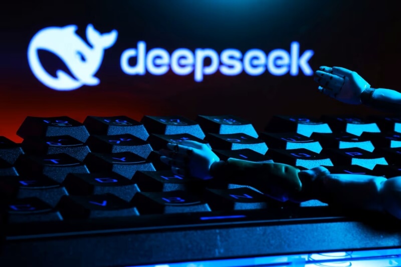 DeepSeek在說明技術構建的研究論文裡宣稱他們訓練AI所用晶片數量遠少於其他美企，引發股票市場恐慌，同時也引來分析師質疑。（路透社）