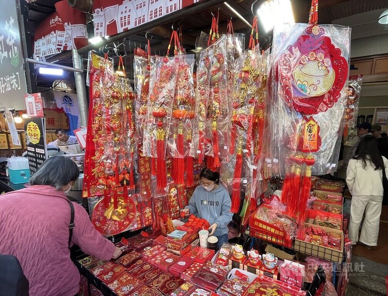 農曆春節前夕，民眾前往台北迪化街年貨大街春聯攤位挑選春聯。圖為1月12日的台北迪化街年貨大街。中央社記者李雅雯攝 114年1月29日