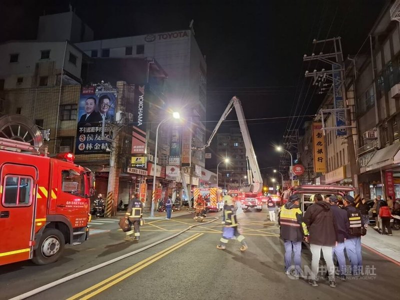 新北市土城某4樓透天厝凌晨火警，警消出動大批人車搶救。這起事故造成1死5傷悲劇。（翻攝照片）中央社記者王鴻國傳真 114年1月