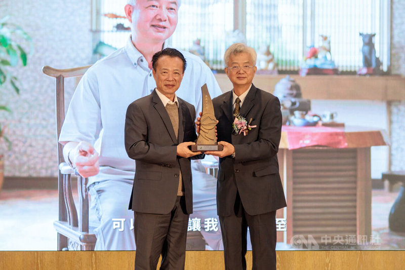 交趾陶藝師謝東哲(右)因對傳統工藝保存與創新上的傑出貢獻榮獲「嘉義文化獎」,與嘉義縣長翁章梁(左)合照。中央社記者蔡智明攝 114年1月29日
