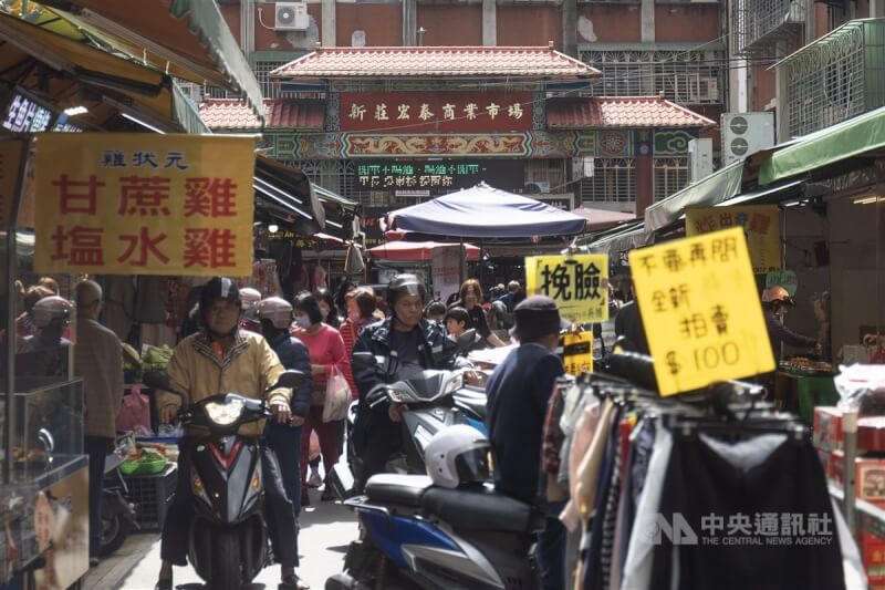 圖為民眾到新北市新莊宏泰商業市場採買。（中央社檔案照片）