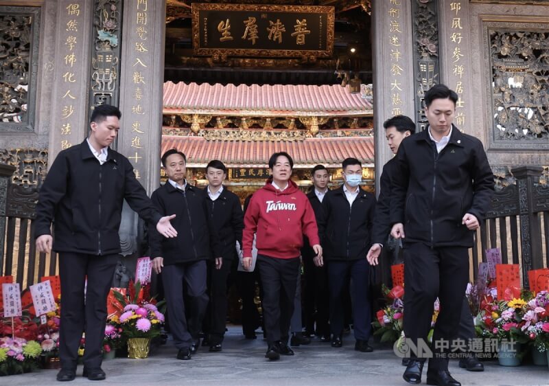 農曆大年初一，總統賴清德（前中）29日上午到艋舺龍山寺參香，祈求台灣風調雨順、國泰民安。中央社記者趙世勳攝 114年1月29日