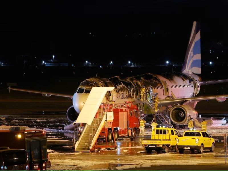 釜山航空一架班機28日晚間起火造成7人受傷。當地媒體報導，這起火警可能是客艙內頭頂置物櫃的行動電源引發。（路透社）