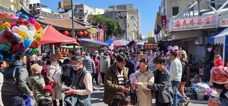 農曆大年初一陽光露臉,民眾29日把握好天氣走春踩街、吃美食,澎湖馬公城隍廟一條街市集到處都是人潮。中央社 114年1月29日