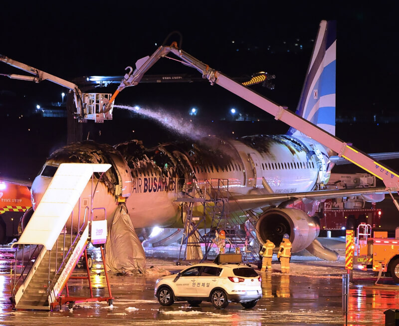 釜山航空一架班機28日晚間準備從金海機場起飛時，機尾突然起火。火勢目前已撲滅。（韓聯社）