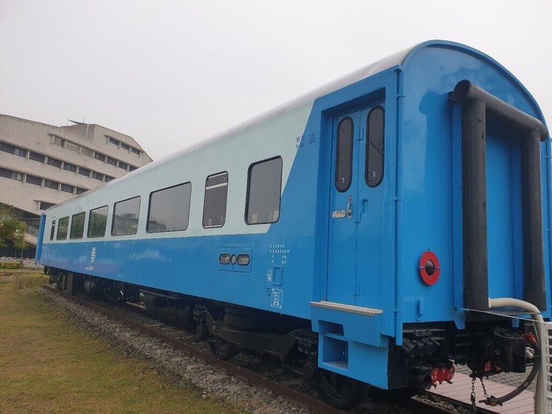 屏東縣潮州鐵道園區結合車輛維修、展示、鐵道觀光和生態環境，春節連假期間正常營業，天氣晴朗時可遠眺北大武山景，近觀則有車輛排列在山前美景。（國營台灣鐵路股份有限公司提供）中央社 114年1月30日