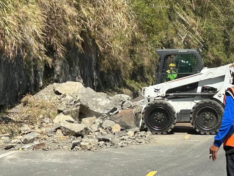 嘉義大埔30日上午發生芮氏規模5.6地震，台18線阿里山公路69.5K處因落石中斷交通，公路局雲嘉南區養護工程分局阿里山工務段獲報，動員機具趕往移除落石。（嘉義縣竹崎警分局提供）中央社記者蔡智明傳真 114年1月30日