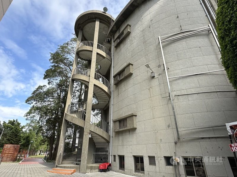 中山醫學大學校內實驗大樓迴旋梯陪伴許多學子求學歲月，但年代已久將拆除，校方預計在新大樓復刻迴旋梯。中央社記者趙麗妍攝 114年1月30日