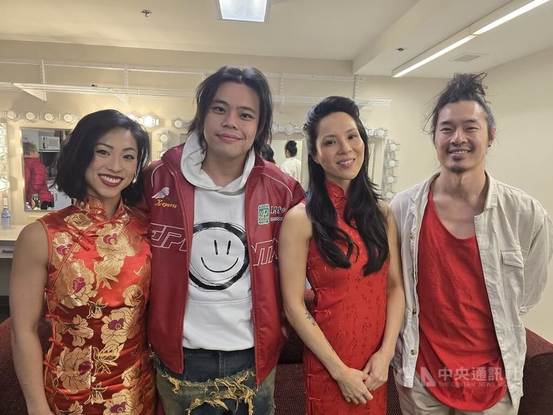 4位溫哥華音樂人樂凡 (Van Lefan)(左起)、高頌典(Kapa Arkieh)、林佳君 (Ginalina)、廖偉廉 (Daniel Lew)共同創作演唱「過年在這」,述說移民下一代對農曆年節的觀感。中央社記者程愛芬溫哥華攝 114年1月30日