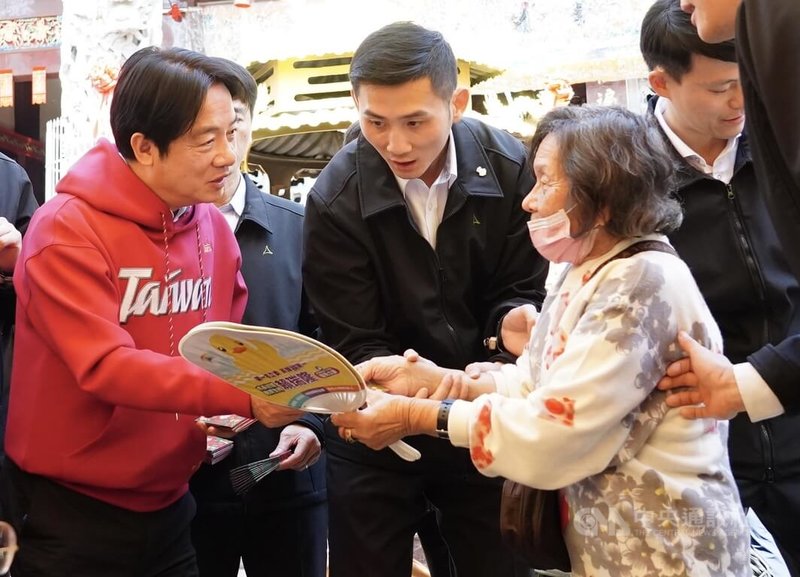 農曆大年初二,總統賴清德(左)30日到高雄市三民區新大港保安宮參香、發放福袋,祝福大家新春愉快。中央社記者董俊志攝 114年1月30日