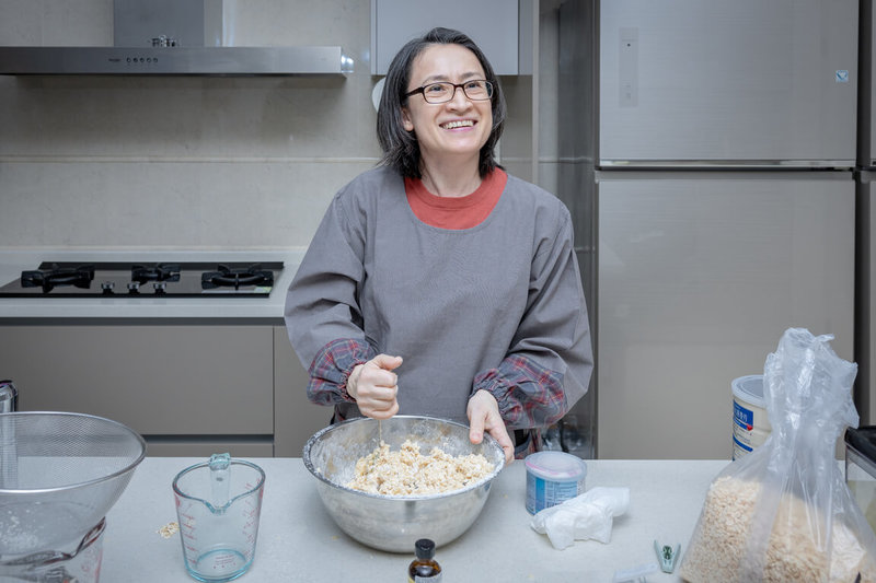 副總統蕭美琴根據外婆的食譜手作改良版Ranger Cookie，她說，每次回家聞到剛烤好餅乾的香味充滿整棟房子，滿滿幸福感，這就是烘焙餅乾最療癒之處。（總統府提供）中央社記者溫貴香傳真 114年1月30日