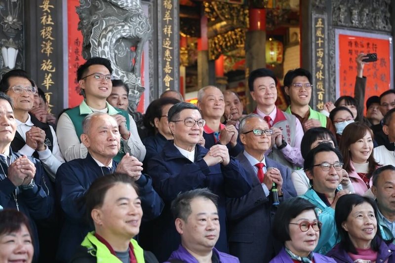 行政院長卓榮泰(中)30日到南崁五福宮等廟宇參拜,他表示,行政團隊在年後會全力促進朝野和諧,重新充飽輪胎的氣,讓行駛在國家前進方向的車子繼續開得平穩、順暢,讓國人能夠安心。(行政院提供)中央社記者葉臻傳真 114年1月30日