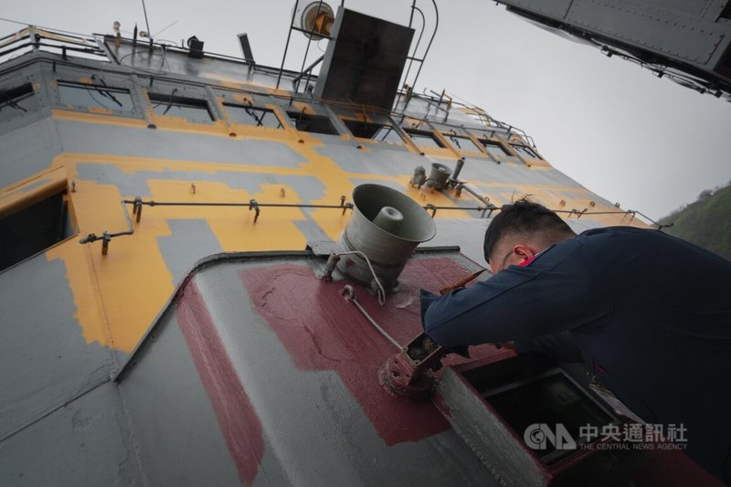 海軍寧陽軍艦民國113年入塢大修。圖為官兵實施油漆補強作業。中央社記者游凱翔攝 114年1月30日