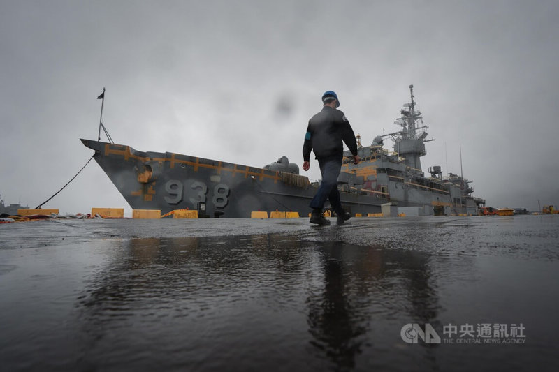 海軍寧陽軍艦民國113年入塢大修。圖為正在大修期間的寧陽軍艦外觀，可見灰色塗裝船隻的外觀有黃漆。中央社記者游凱翔攝  114年1月30日