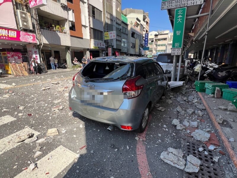 嘉義縣大埔鄉30日上午發生芮氏規模5.6地震，台南市中西區來亞大樓外牆剝落，砸中2輛自小客車。（台南市消防局提供）中央社記者張榮祥台南傳真 114年1月30日